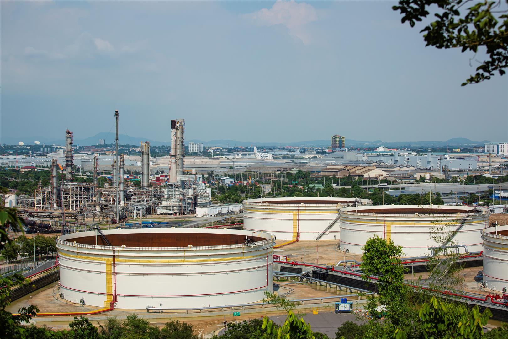 tank-crude-oil-scene-refinery-plant-tower-column-petrochemistry-industry.jpg