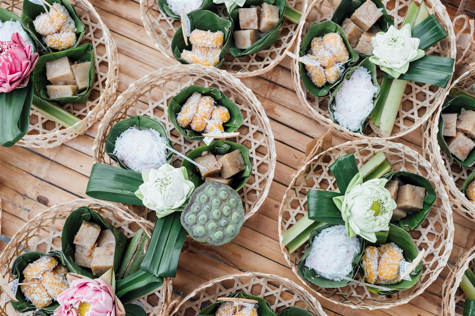 thai-snack-dessert-basket.jpg