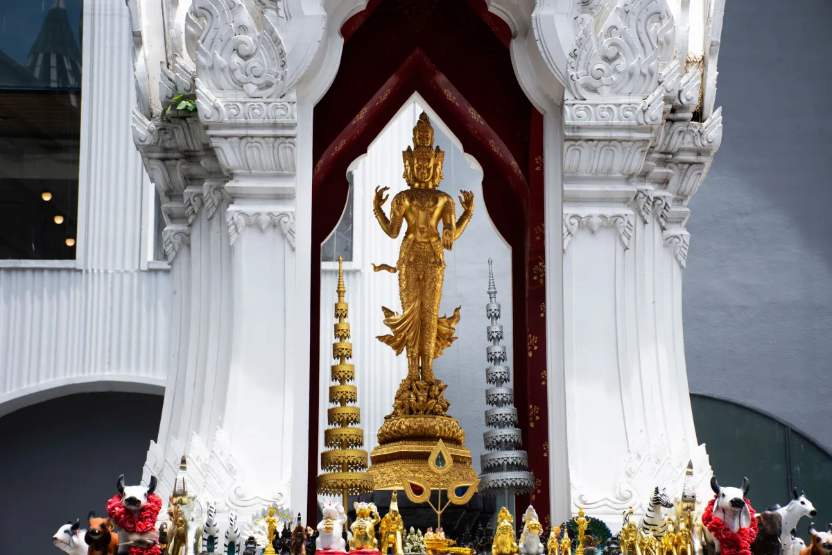 Ten places where singles pay homage to sacred objects and ask for love (Location 4: Phra Trimurti)