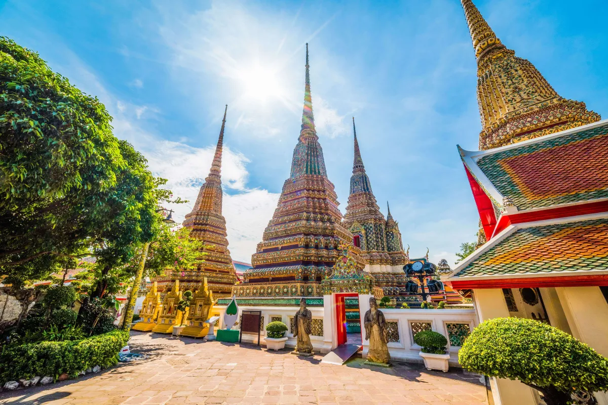 Ten places where singles pay homage to sacred objects and ask for love (Location 1: Wat Phra Chetuphon, Wat Pho)