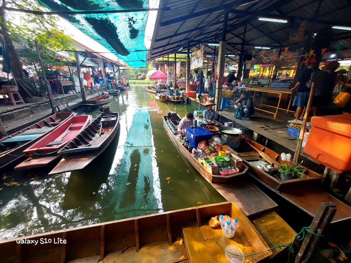 Visiting five floating markets around town (Market 3: Wat Saphan (Ratchaphruek))