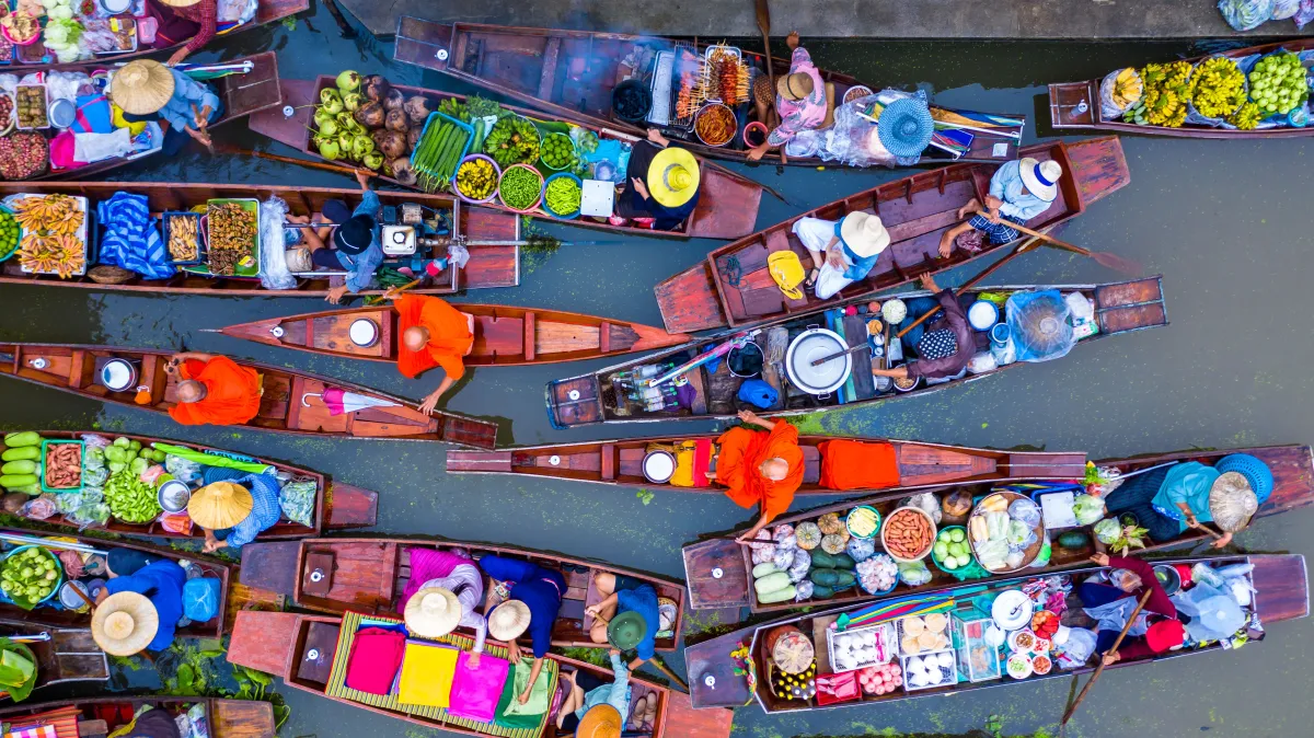 Why are floating markets so popular with tourists?