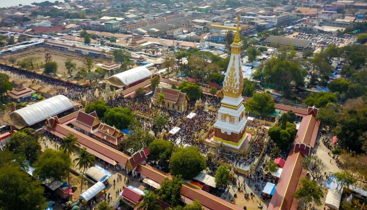 Travel route for the faithful of Buddhism and Christianity: Learning about the Buddhist way of life at three royal temples in three provinces (Sakon Nakhon, Nakhon Phanom, and Mukdahan)