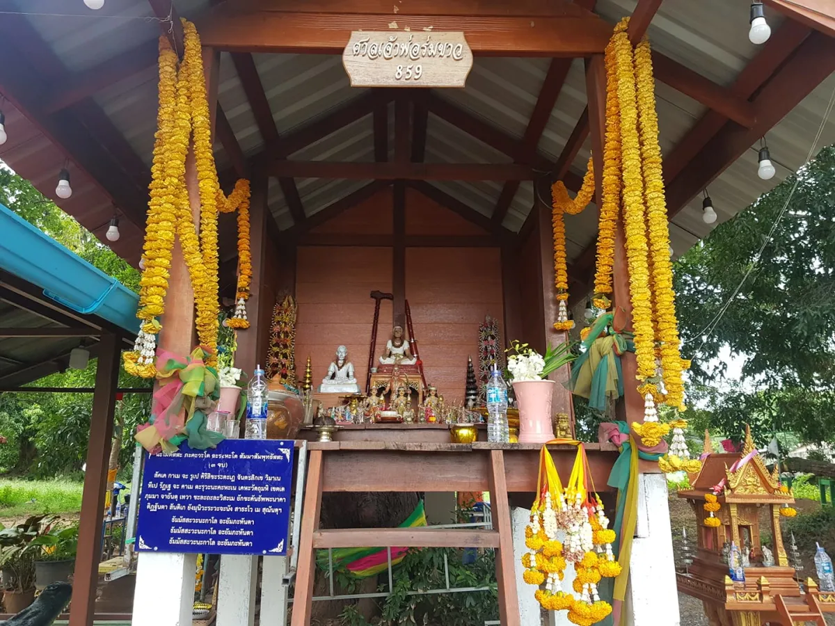 Lifestyle Tourism at the White Umbrella (Jao Pau Rom Kao) Shrine in Phitsanulok
