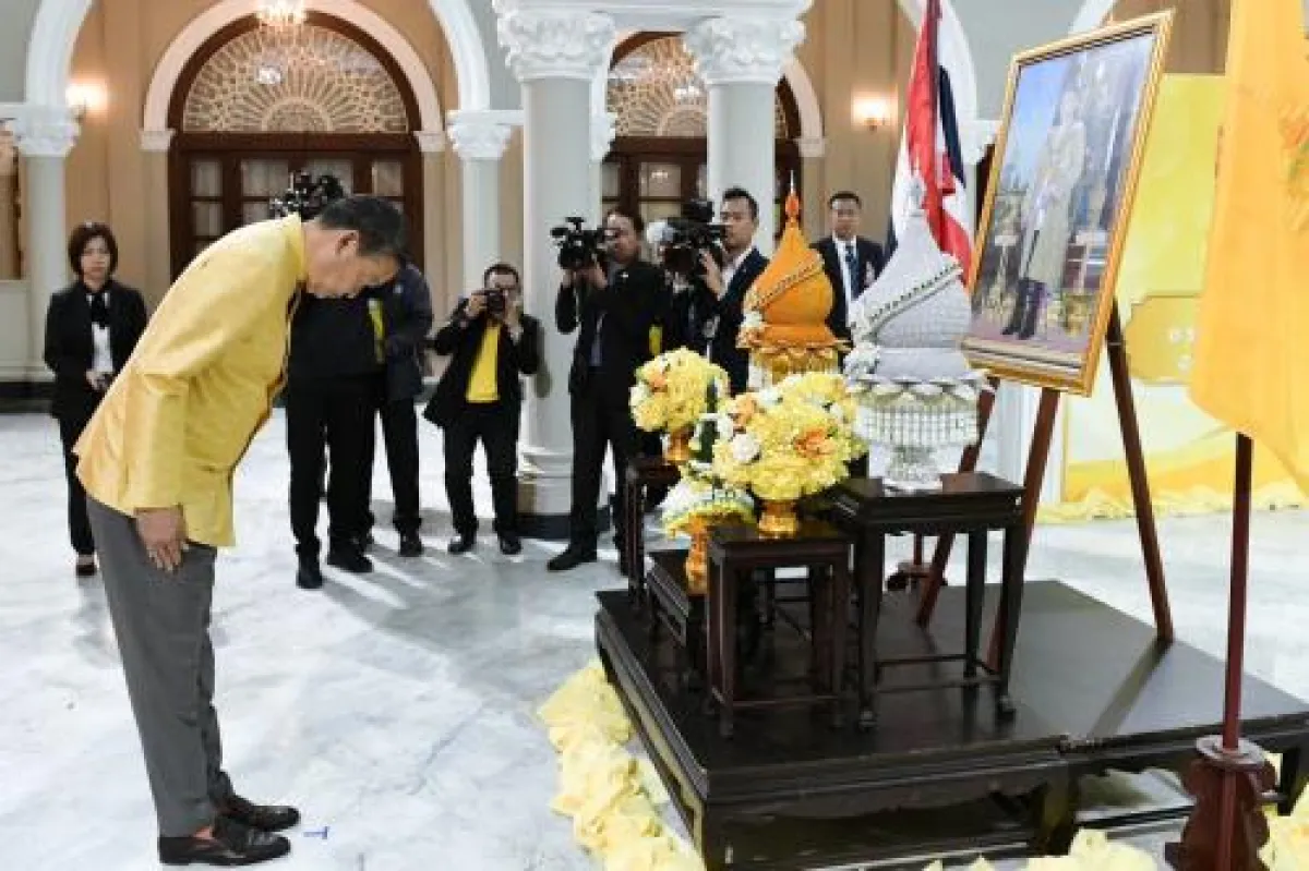 Prime Minister Presents the Royal Emblem Commemorating HM the King’s Sixth-Cycle (72nd) Birthday
