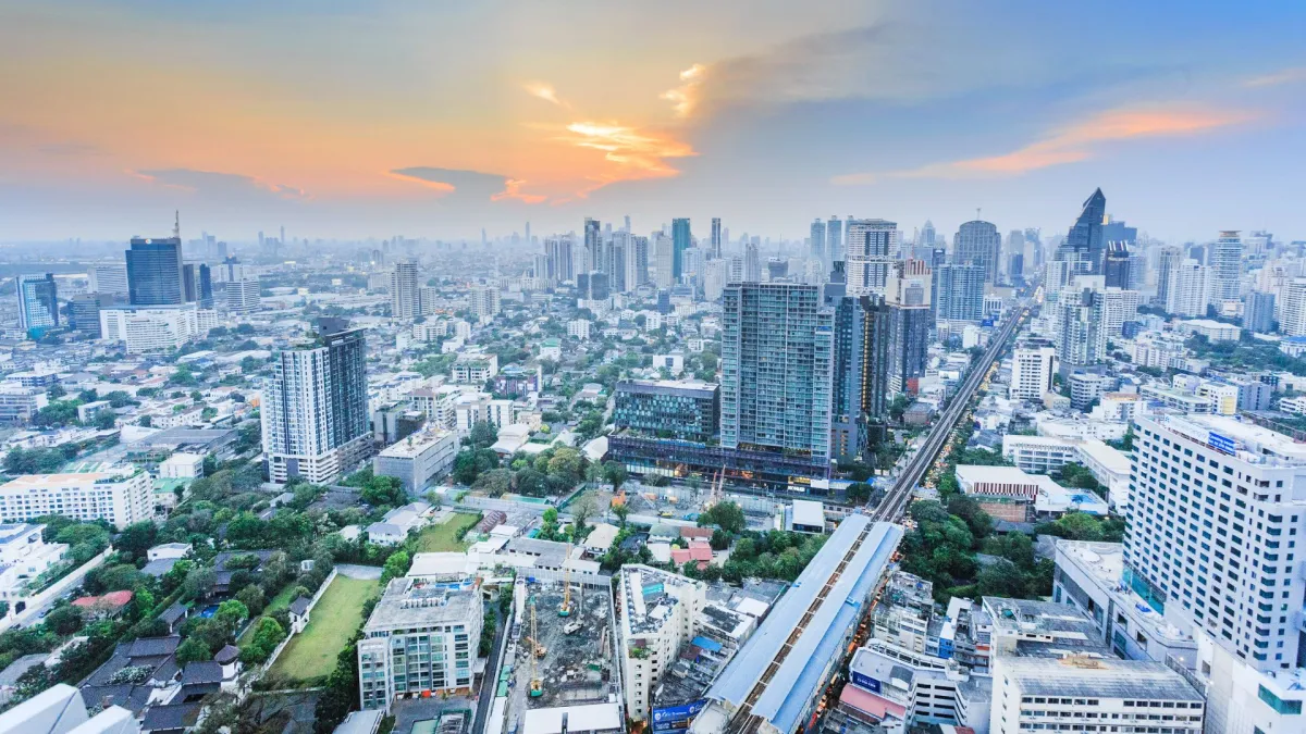 財務省の報告によりますと、タイ経済は引き続き成長しています。