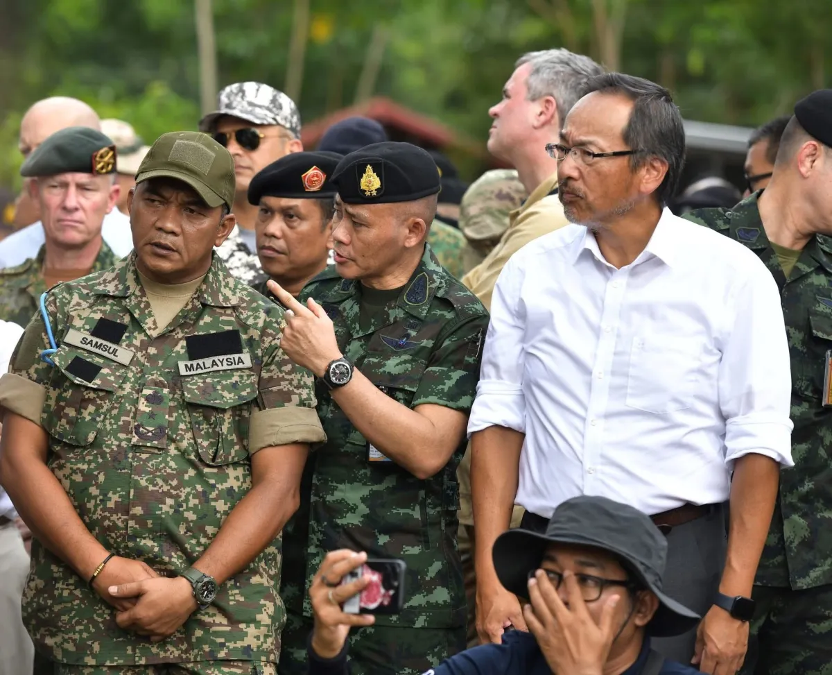 大鷹正人駐タイ日本国大使と梅谷英二防衛駐在官は、タイ政府主催のシーサケット県、ウボンラーチャタニー県の現地視察に参加し、国境情勢に関する最新報告を受けました。