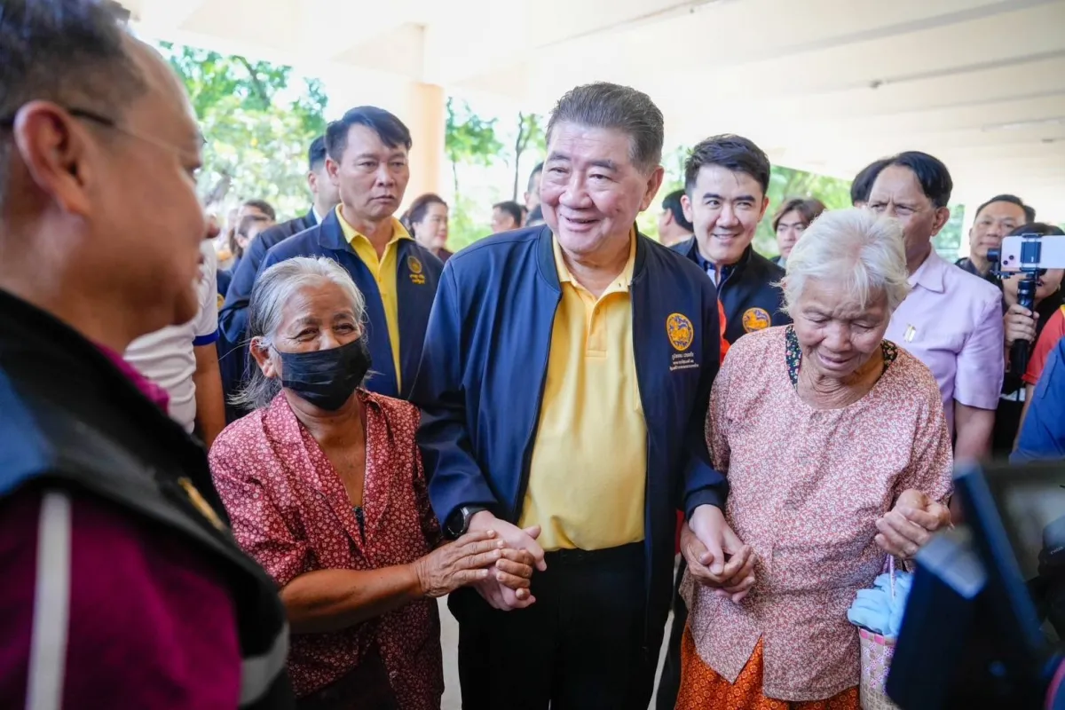 "ภูมิธรรม" ให้กำลังใจและส่งประชาชนผู้อพยพเดินทางกลับภูมิลำเนาพื้นที่ จ.สุรินทร์