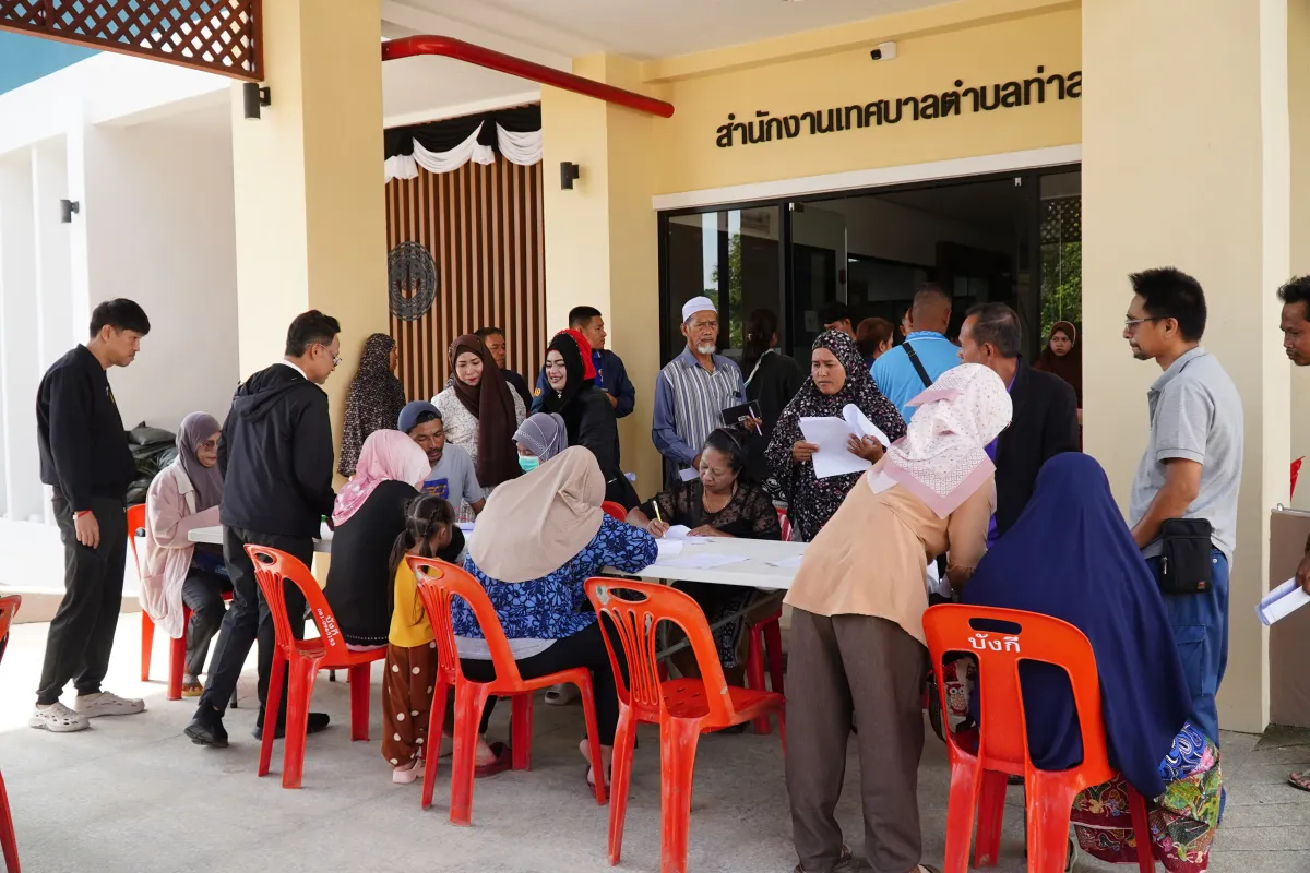 จังหวัดยะลา เริ่มแล้วเปิดลงทะเบียน เยียวยาช่วยเหลือผู้ประสบอุทกภัย ครัวเรือนละ 9,000 บาท ที่เทศบาลตำบลท่าสาป ผู้ประสบภัยตบเท้าเข้ายื่นเอกสาร รองผู้ว่าฯ ย้ำ รัฐพร้อมเยียวยาช่วยเหลืออย่างเร็วที่สุด