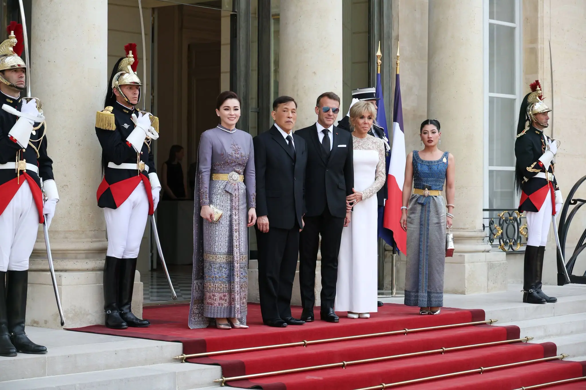 พระบาทสมเด็จพระเจ้าอยู่หัว และสมเด็จพระนางเจ้า ฯ พระบรมราชินี พร้อมด้วยสมเด็จพระเจ้าลูกเธอ เจ้าฟ้าสิริวัณณวรี นารีรัตนราชกัญญา เสด็จฯ เข้าร่วมงานถวายพระกระยาหารค่ำอย่างเป็นทางการ