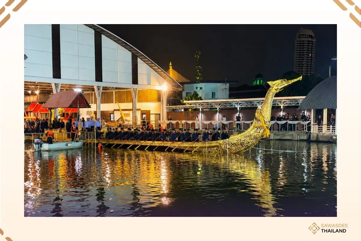 Royal Barge Suphannahong Launc...