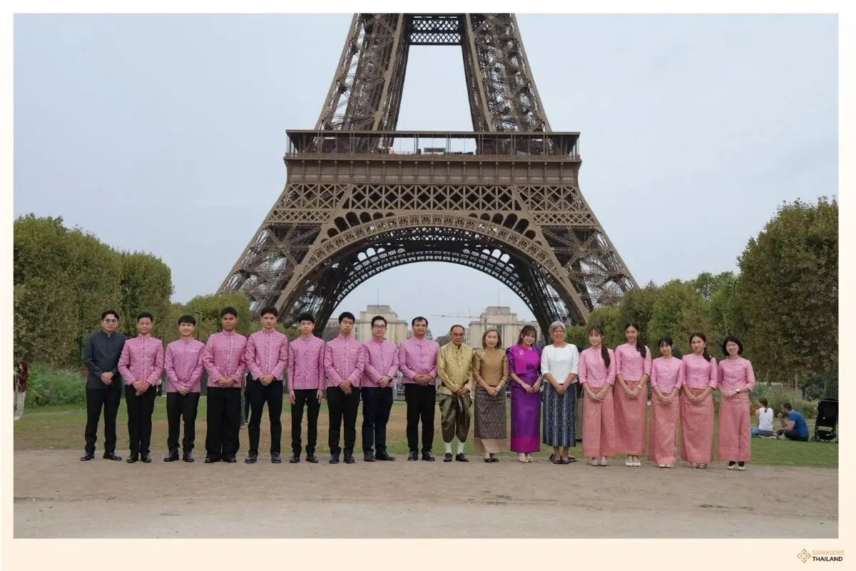 Thai Youths Showcase National Costume in Paris