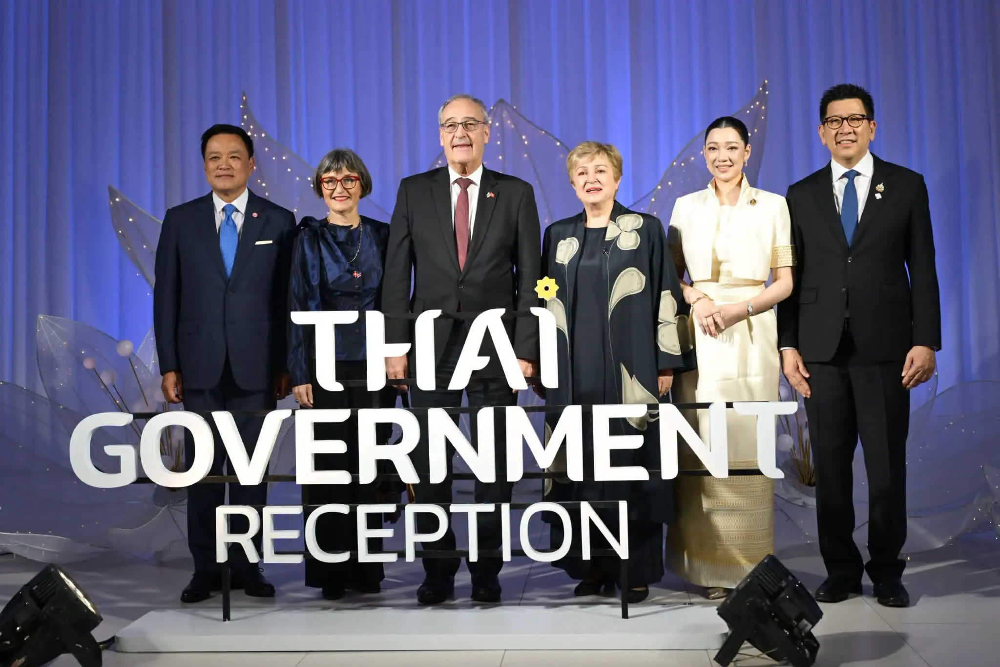 Thai PM Charms World Economic...